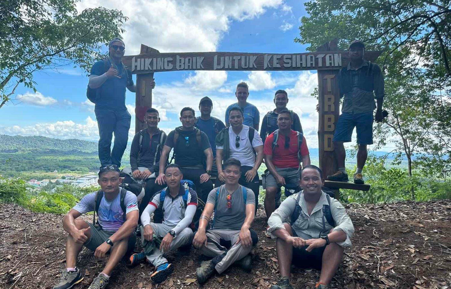 Regimental Headquarters Queen’s Gurkha Signals (QG SIGNALS), Lieutenant Colonel Jon Carey (Commander QG SIGNALS), Major Deepak Rai MVO (Gurkha Major) and Warrant Officer Class One Subash Thapa (Regimental Sergeant Major QG SIGNALS) visited the Brunei Signal Troop. Regimental Headquarters Queen’s Gurkha Signals (QG SIGNALS), Lieutenant Colonel Jon Carey (Commander QG SIGNALS), Major Deepak Rai MVO (Gurkha Major) and Warrant Officer Class One Subash Thapa (Regimental Sergeant Major QG SIGNALS) visited the Brunei Signal Troop.