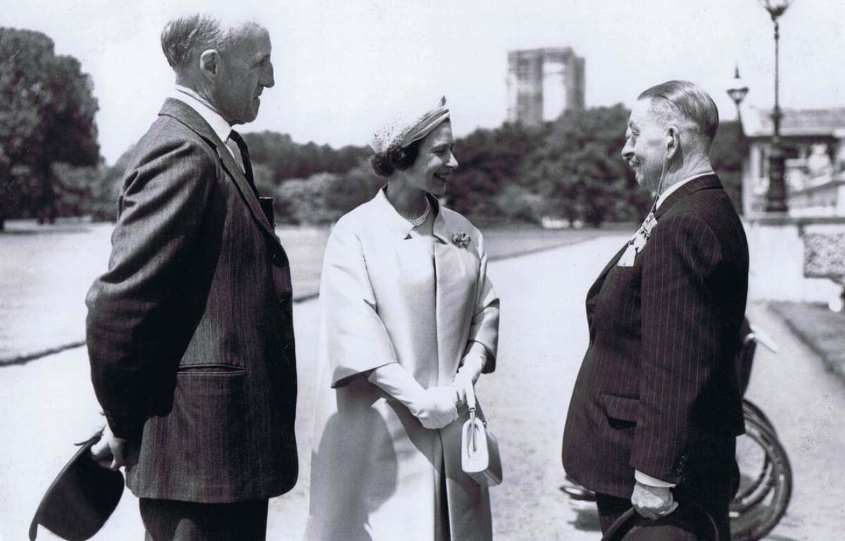 Accompanied by Major General Geoffrey Bruce, Her Majesty Queen Elizabeth II talks to Lieutenant Colonel HRK Gibbs at Buckingham Palace in 1962