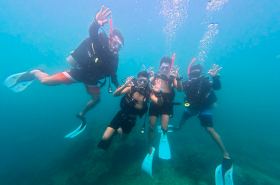 Gurkhas from 2 RGR Diving in Kota Kinabalu