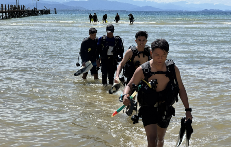 Gurkhas from 2 RGR Diving in Kota Kinabalu