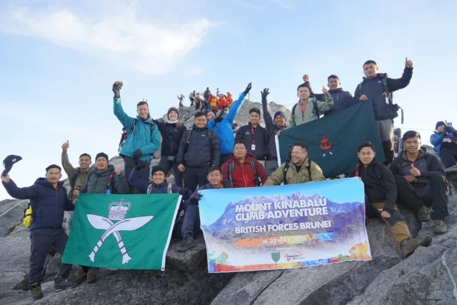 Personnel from HQ (Burma) Company, The First Battalion, The Royal Gurkha Rifles and British Forces Brunei successfully completed Exercise KINABALU YATRA 25, summiting Mount Kinabalu (4095.2m), the highest peak in Borneo. Led by Colour Sergeant Roshan Gurung, this activity aimed to build leadership, resilience, and military effectiveness through challenge and controlled risk.⁠
⁠
#Gurkha #Borneo #Brunei #Soldier #Nepal #BritishArmy